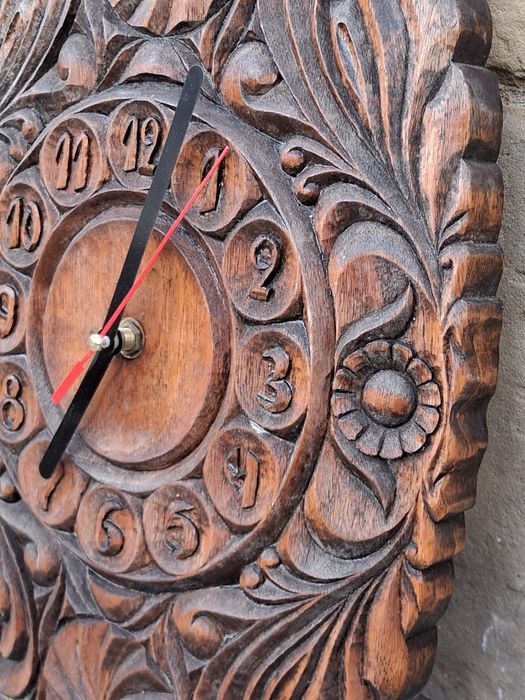 Красив Антикварен Часовник за Стена с Дърворезба от Соца