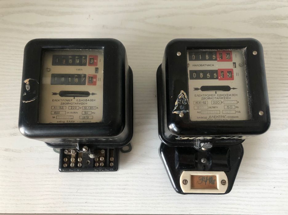 Два еднофазни двойнотарифни електромери.