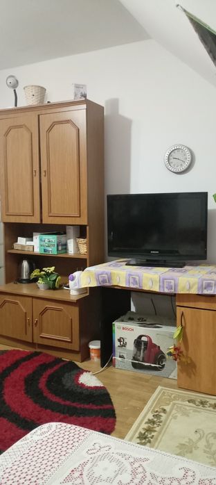 Închiriez camera la o femeie pe termen lung