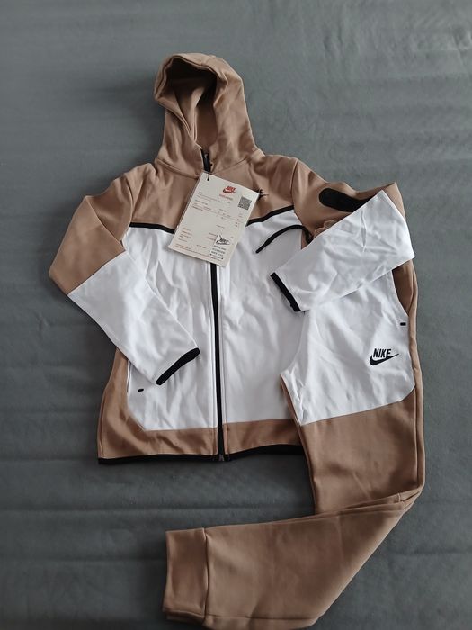 Продавам детски екип Найк