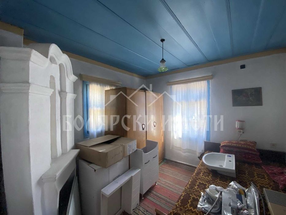 Двуетажна къща с дворно място в с. Ресен