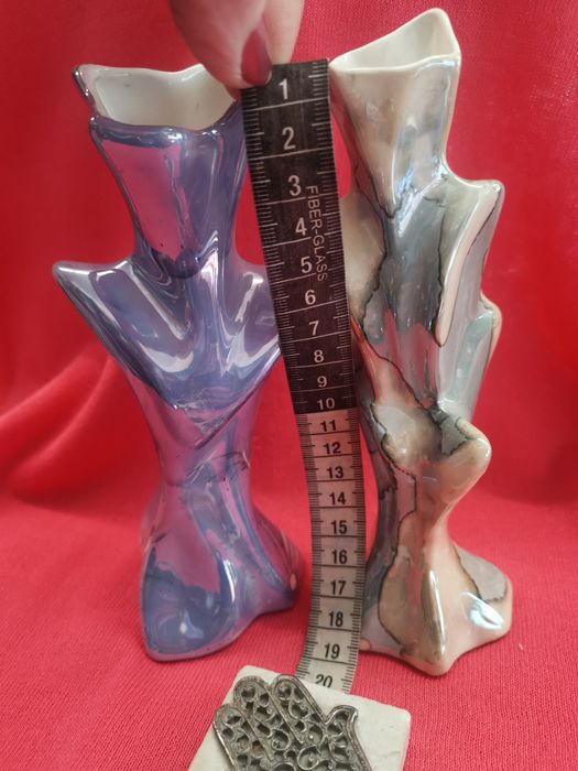 Две изящни вазички от рисуван порцелан