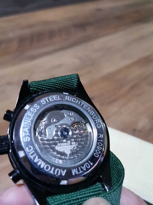 Няколко часовника за продажба