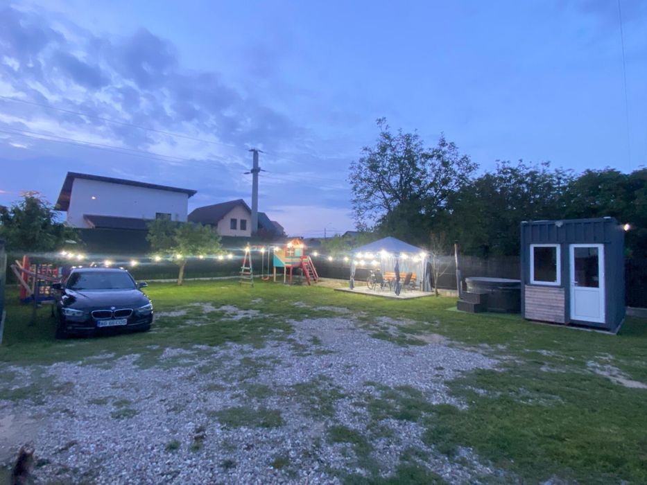 Inchiriez apartament la curte cu 2 loc. parcare, gratar, spatii verzi