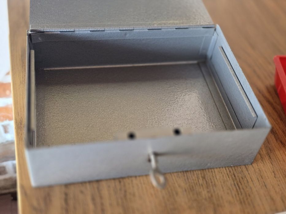 Метална кутия за пари и бижута