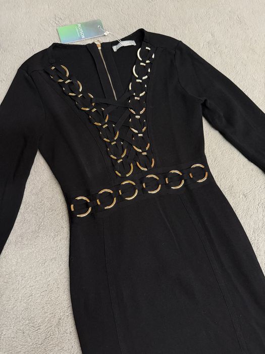 Черна рокля със златни елементи