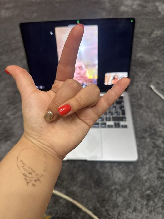 Продам Macbook (Макбук) M2