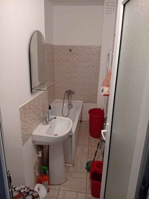 Închiriez garsoniera