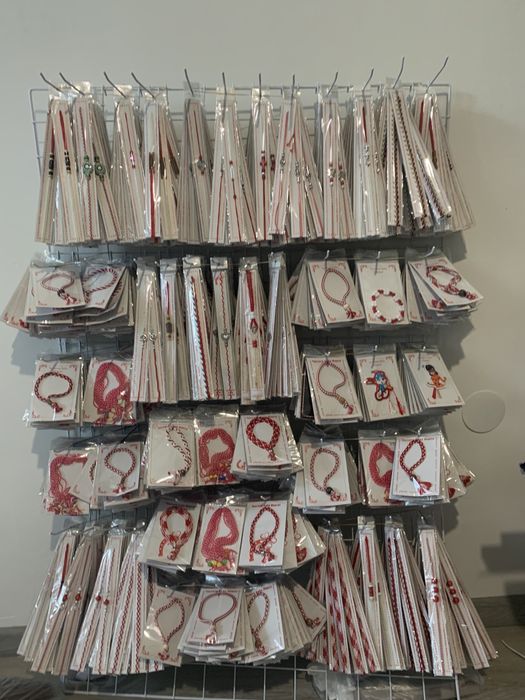 На едро!Нови!Стелаж с мартеници с Топ модели  на едро