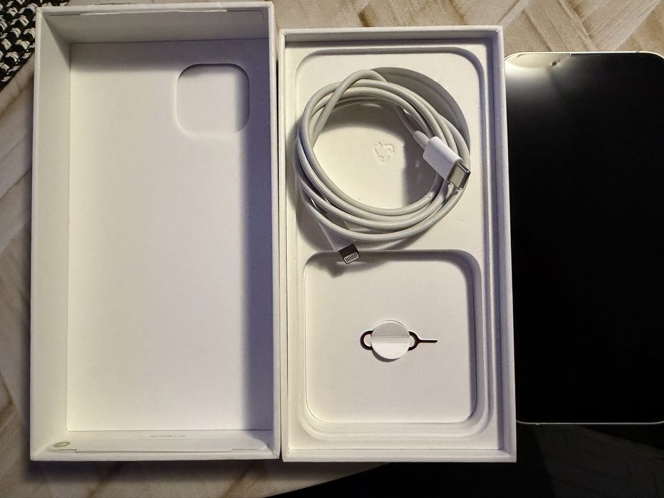 Телефон IPhone 13