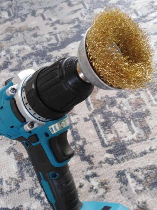 Продаётся дрель шурупаверт с щётками по металу.
