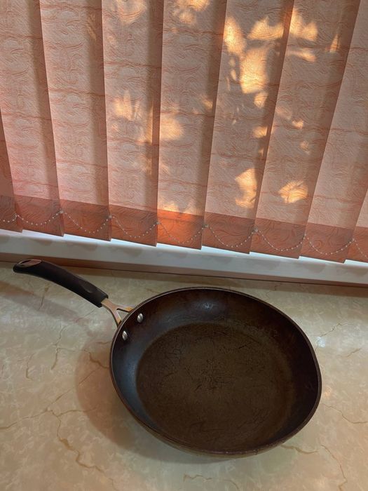 Продается сковородка с удобной ,ненагревающейся ручкой