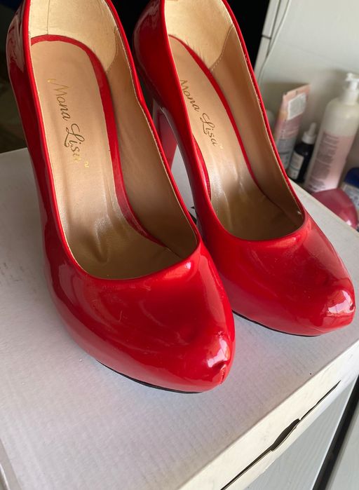 Червени обувки на ток / токчета