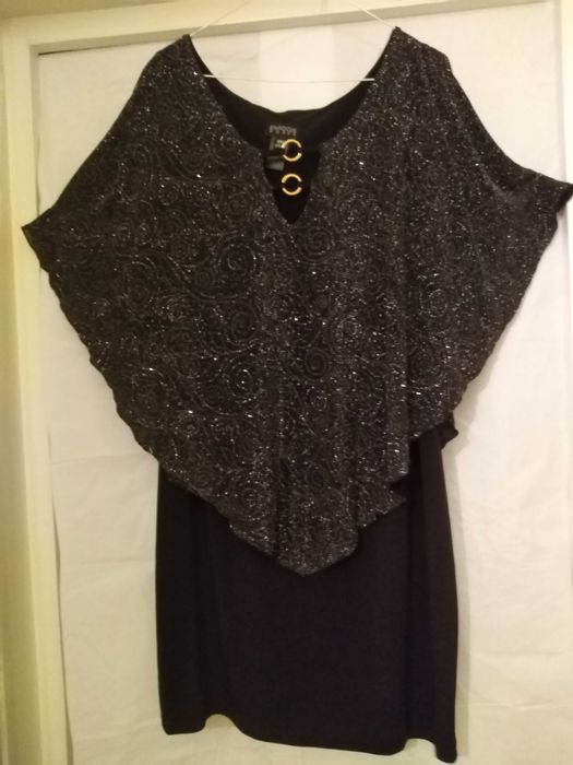 Rochie moderna cu pelerina model fluture