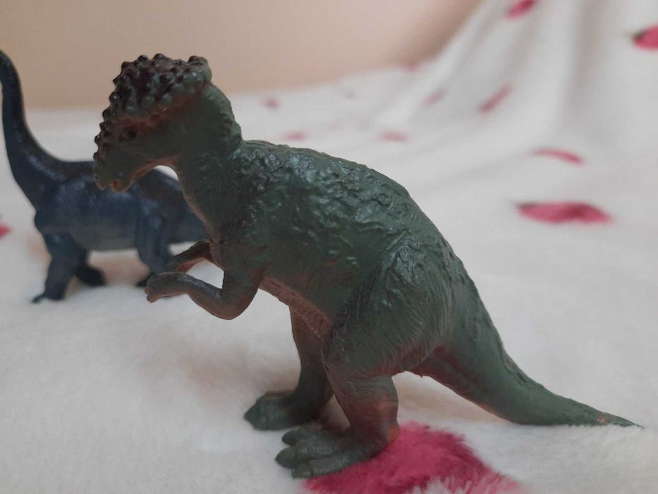 Играчки динозаври, гущер и момиче