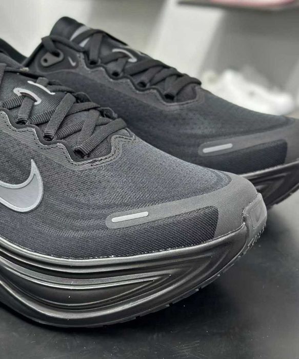 Продавам нови мъжки маратонки Nike Vomero Plus all black