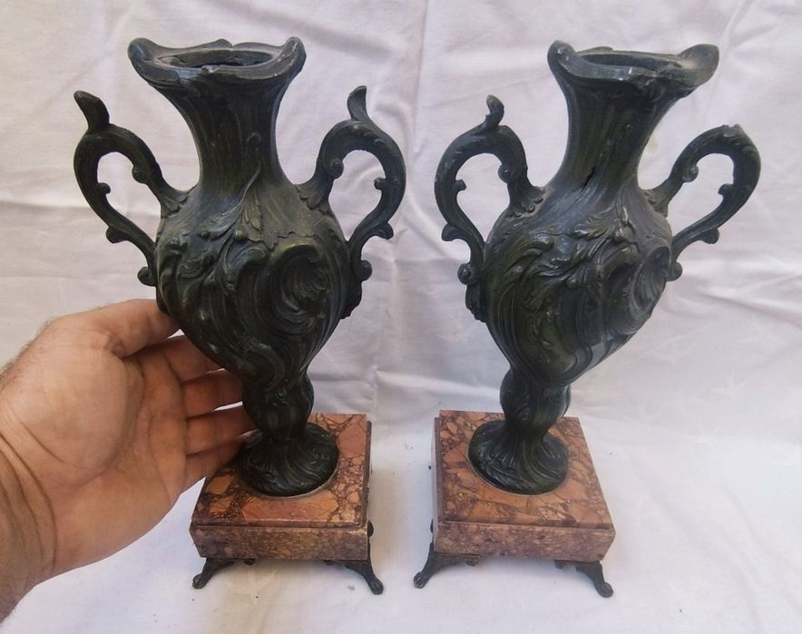 Pereche vaze vechi decorative din antimoniu, pentru colectionari.