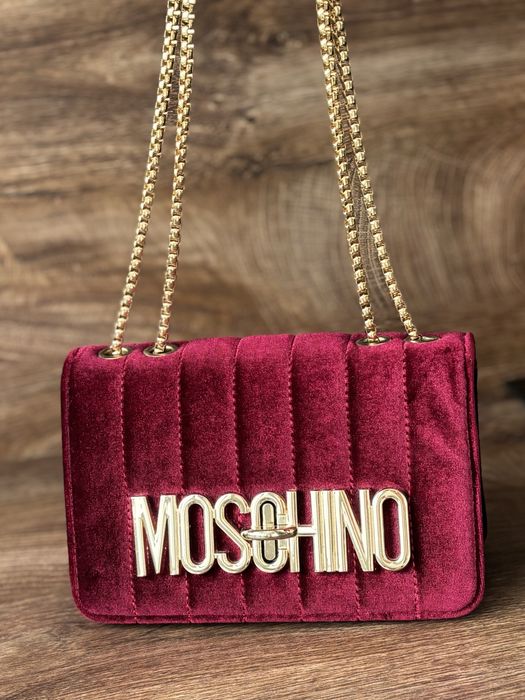 Малка чанта със златиста верижка