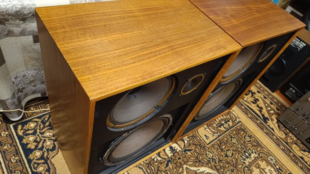 Колонки Тесла в отличном состоянии.