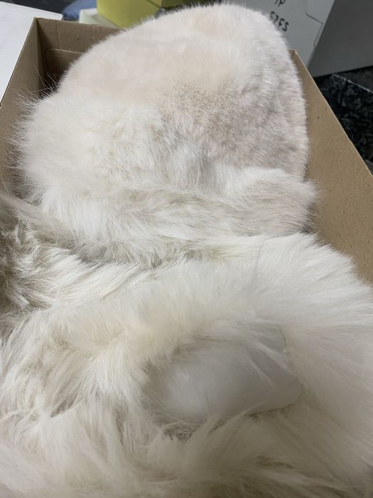 Shlyapa va shapka sharfi bilan