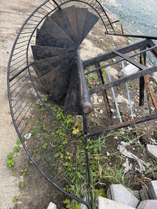 Scară 12 trepte vopsită negru