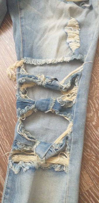 Скъсани дънки, интересен модел