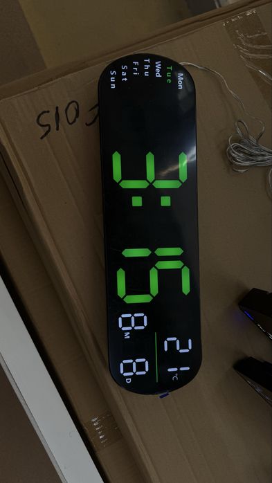 Ceas LED Digital de Perete – Temperatură, Dată, Ziua Săptămânii și Alarmă