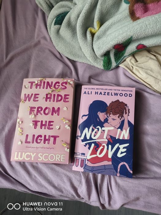 Продавам комплект от книги