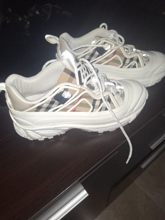 Adidași Buberry folosiți dar în stare foarte bună