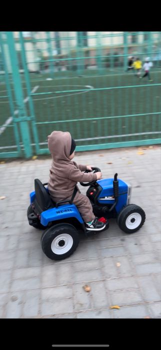 Синий трактор машинка