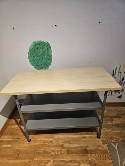 Masa lucru in stare foarte buna.