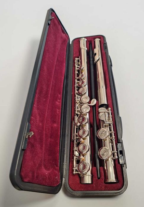 Flaut Yamaha YFL 211N II placat cu argint stare foarte buna cu cutie