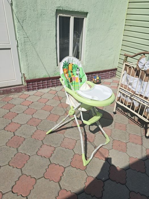 Есть 3 коляски, детский столик и манеж!