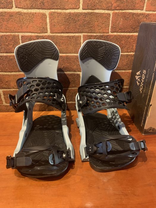 Legaturi snowboard noi Jones Meteorite M