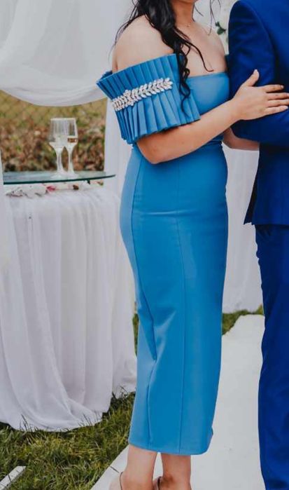 Rochita cu pietre cusute manual pe umerii