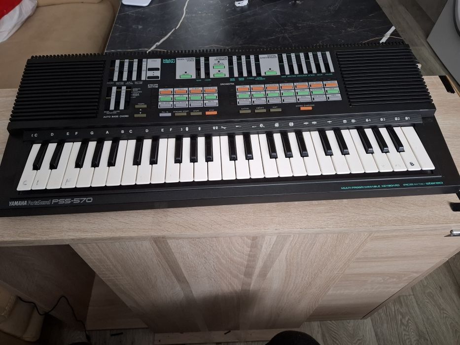 Orga Yamaha model PSS-570 PortaSound PCM Rhythm/stereo