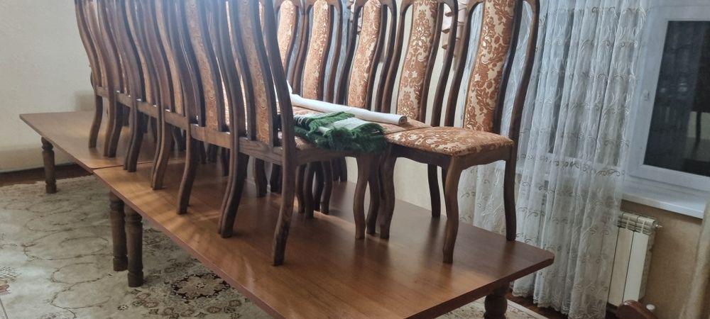 Стол со стульями для гостинной