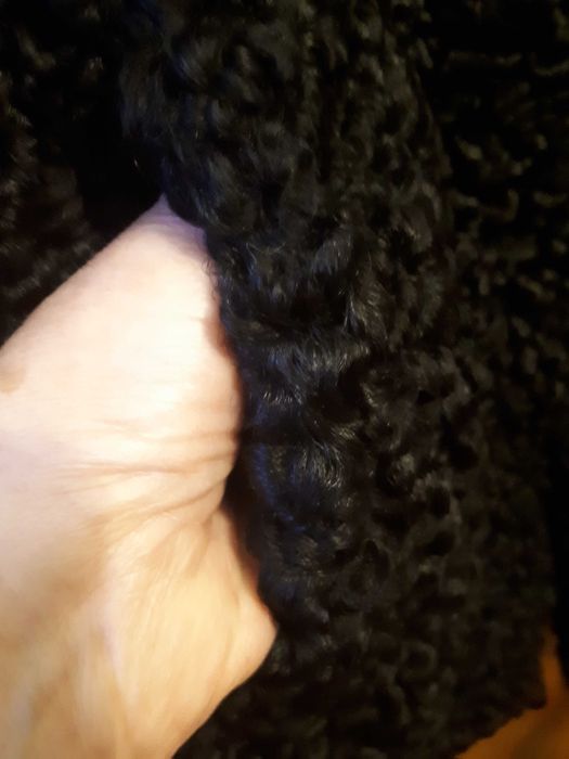 Haina neagră de blană astrahan cu gulerul de nurca + pălărie asortata