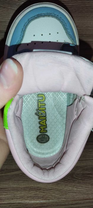 Продам кожаные кроссовки на девочку( 22 размер)