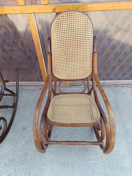 Vând 2 fotolii balansate Thonet