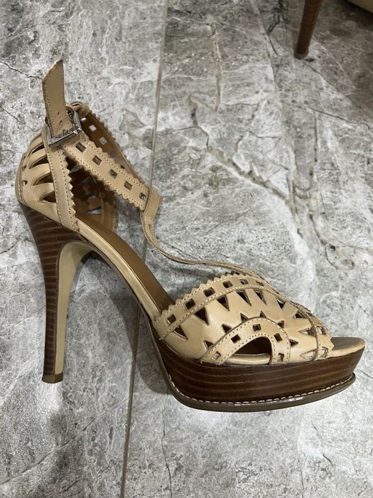 Женские кожаные туфли босоножки на каблуке Guess
