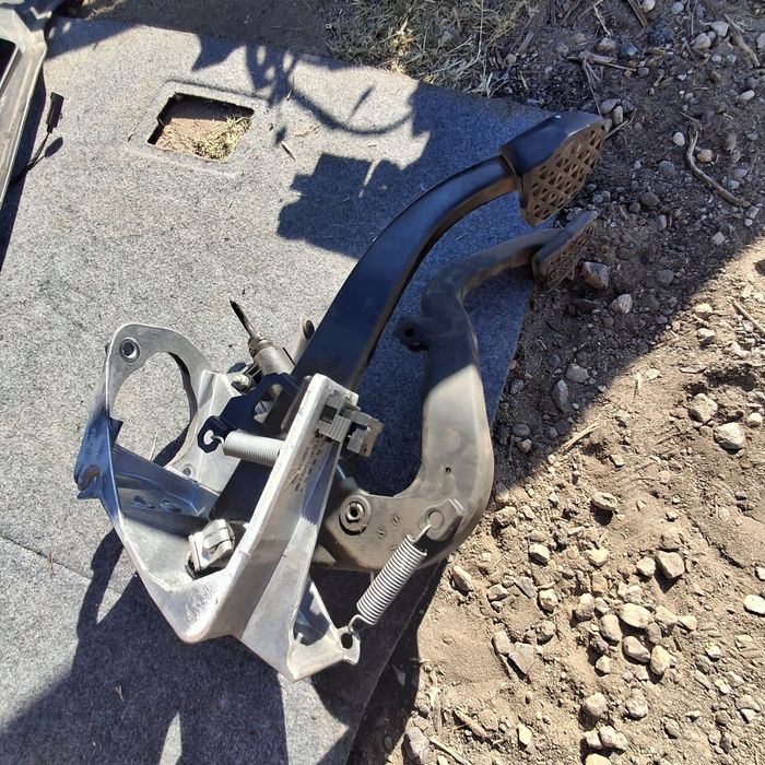 Спирачен педал и педал съединител от бмв е91