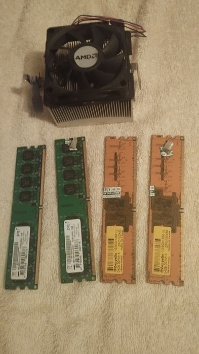 Оперативная память DDR 2 .в количестве 4 шт по 1500 т Куллер AMD  1500