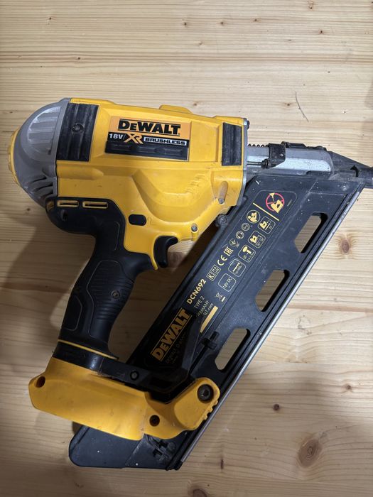Trei pistoale dewalt, dcn660 si dcn682