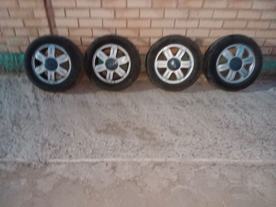 Продам покрышки с дисками легковой машины