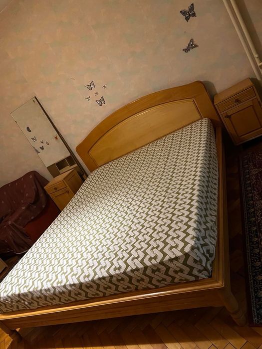 Масивен гардероб, спалня с нощни шкафчета от дъб.