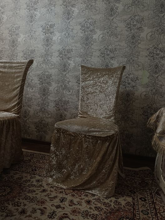 Стол и стулья из дерева