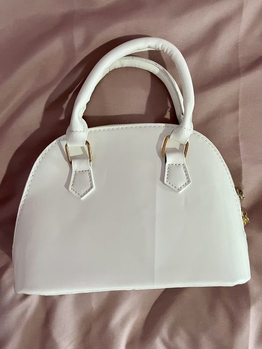 Чисто нова бяла лачена чанта