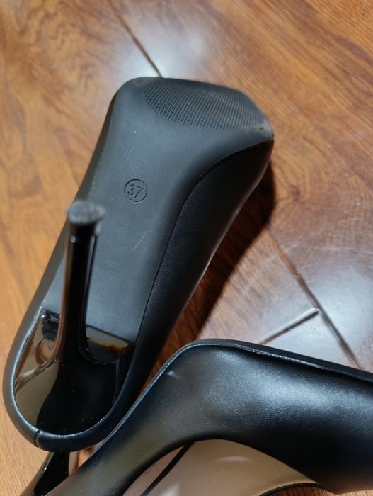 Vând pantofi stiletto noi de piele