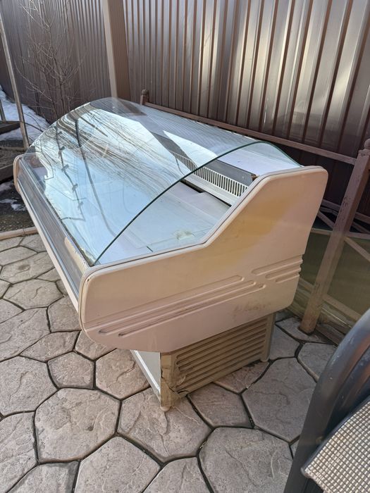 Продам витринный холодильник